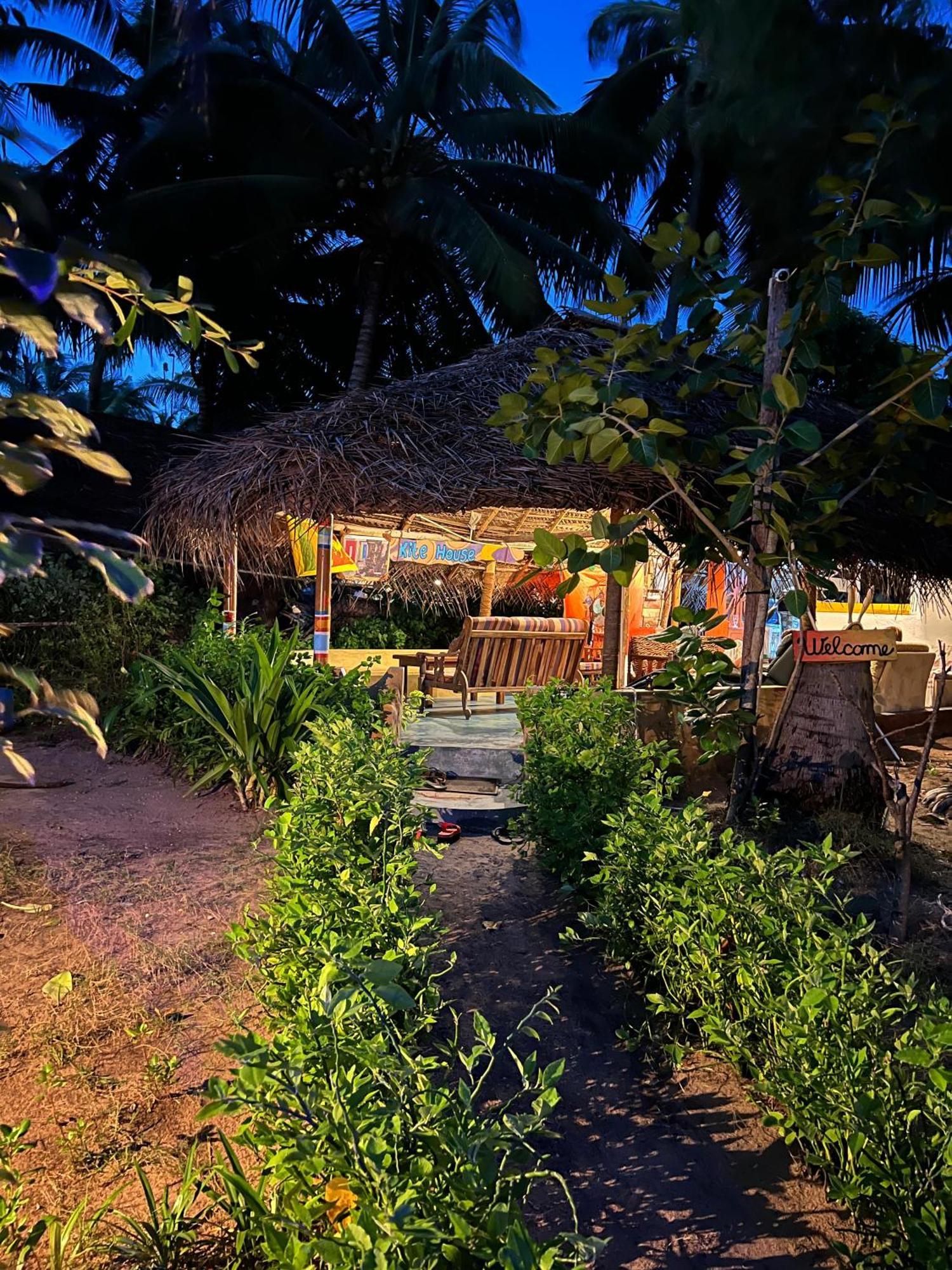 Kite House Cafe Bed and Breakfast Kalpitiya Esterno foto